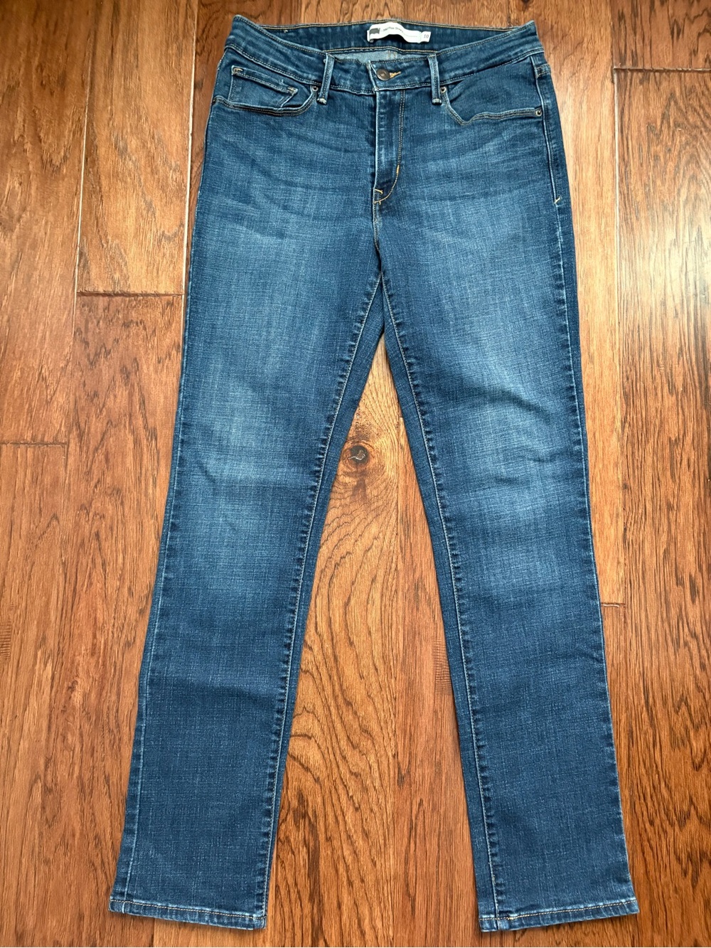Levi's Women's Mid Rise Skinny Jeans in Medium Blue Wash Size 10